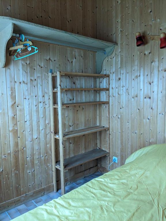 Posteľ alebo postele v izbe v ubytovaní Au petit chalet d'Illiers Combray - Salle d'eau uniquement