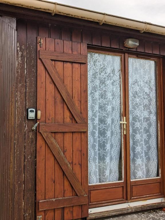 Fotografia z galérie ubytovania Au petit chalet d'Illiers Combray - Salle d'eau uniquement v destinácii Illiers