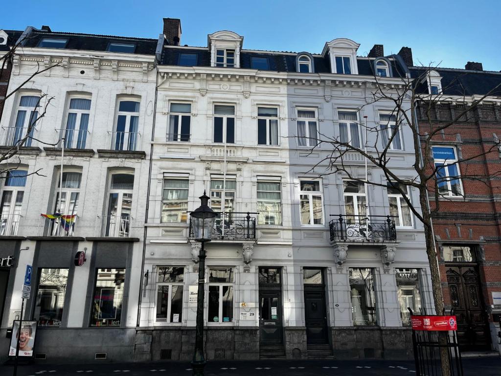 um grande edifício branco numa rua da cidade em W Y C K - E N D boutique b&b em Maastricht