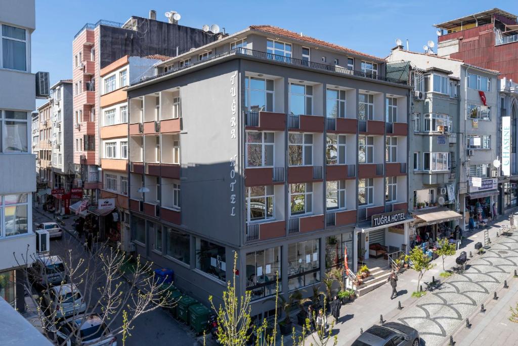 una vista aérea de un edificio en una ciudad en Tugra Hotel, en Estambul