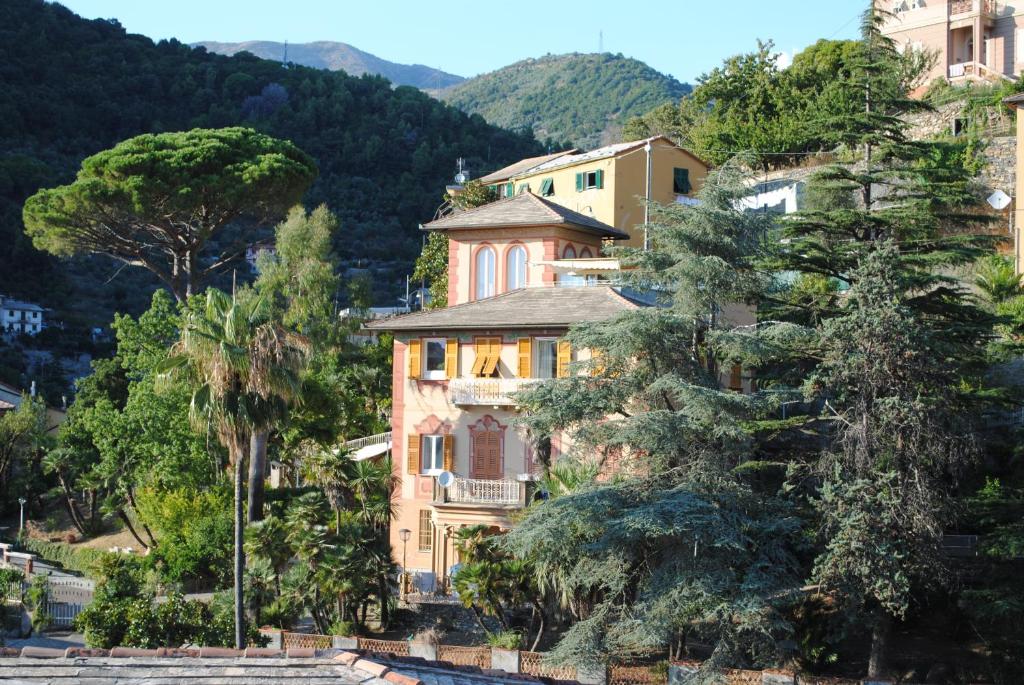 une maison au sommet d'une colline avec des arbres dans l'établissement Un Angolo di Design, à Sori