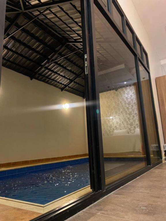 Bazén v ubytování New Day Chalets for Holiday Homes شاليهات يوم جديد nebo v jeho okolí