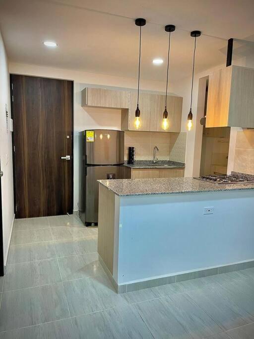 - une grande cuisine avec un comptoir dans une pièce dans l'établissement Hermoso Apartamento 2 Habitaciones 1 Aire acondicionado, à Cartago