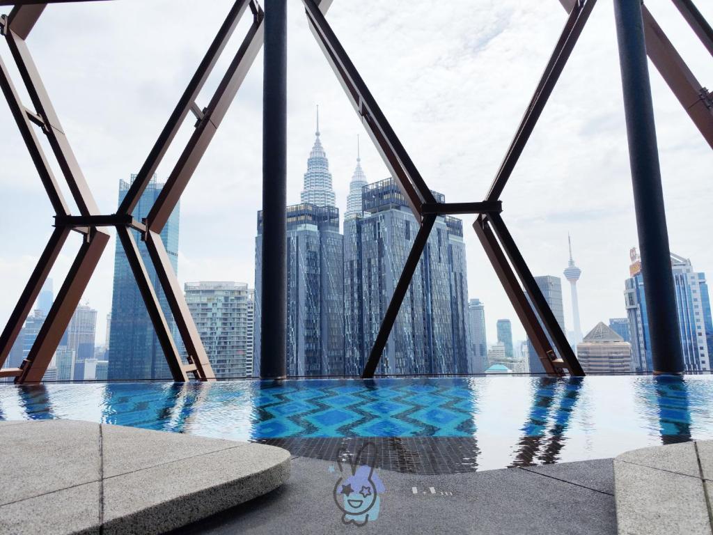 - une vue sur le bâtiment de l'empire depuis la piscine à débordement de la partage dans l'établissement Scarletz KLCC By Starwood Lux, à Kuala Lumpur
