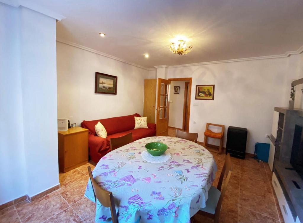 un salon avec une table et un canapé dans l'établissement Rooms in Valencia Great Location in Shared Apartment, à Valence