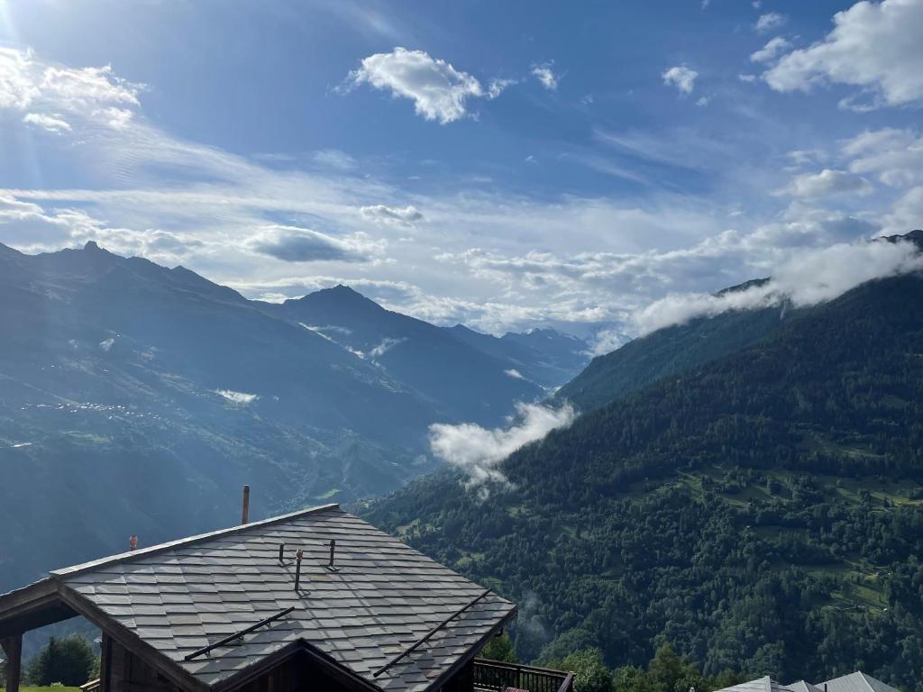 O vedere generală la munți sau o vedere la munte luată de la acest chalet