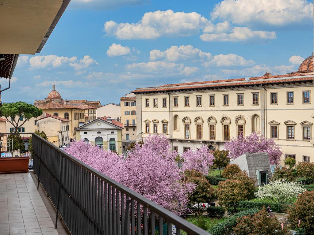 balcone con vista sulla città. di Vista sulle Poste Arezzo Centro ad Arezzo
