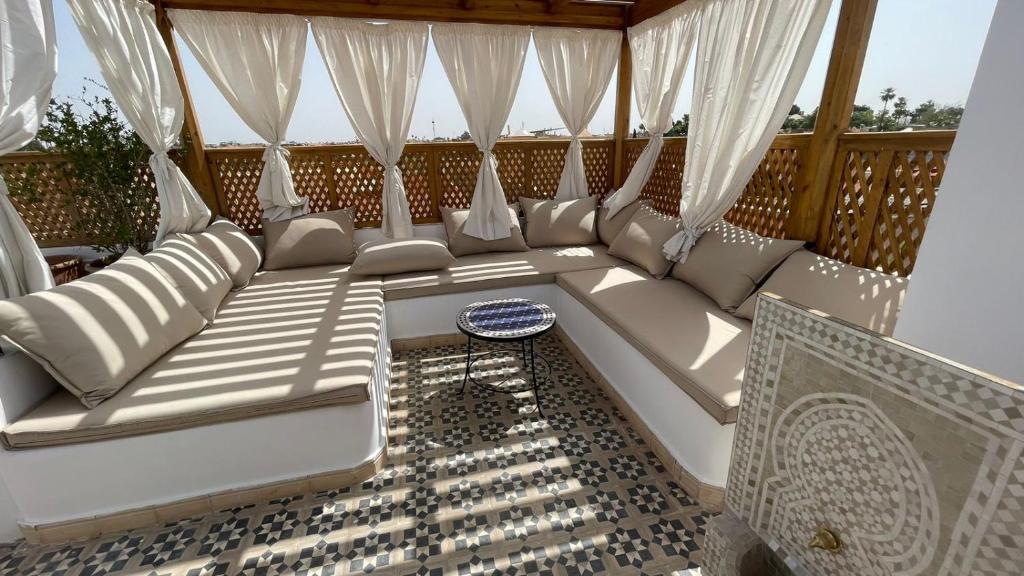 Posezení v ubytování RIAD LUXE LOCATION le GRIZZLY