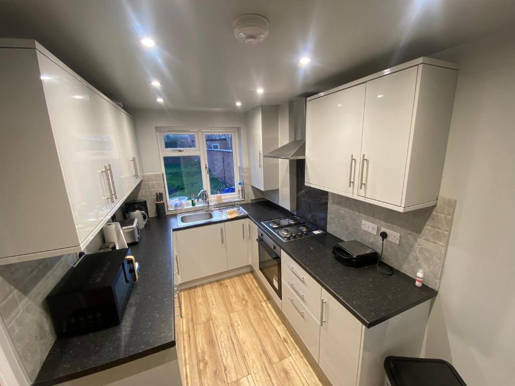 vista sul soffitto di una cucina con armadietti bianchi di Aylestone a Leicester