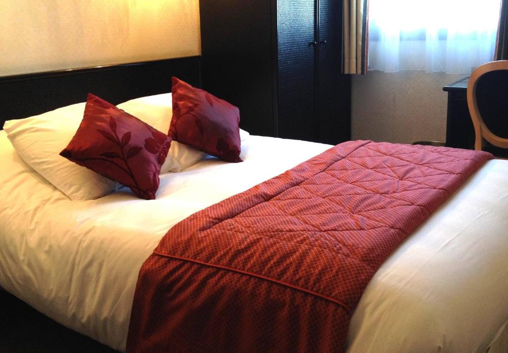 Postel nebo postele na pokoji v ubytování Hotel De Clisson Saint Brieuc