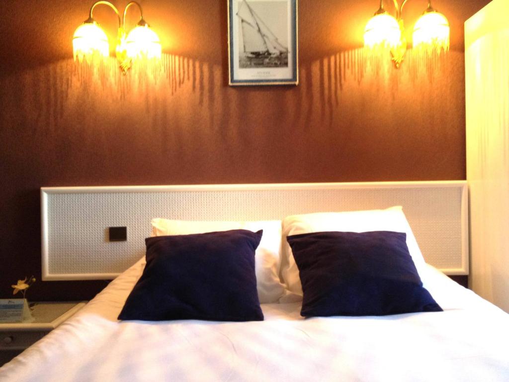 Postel nebo postele na pokoji v ubytování Hotel De Clisson Saint Brieuc