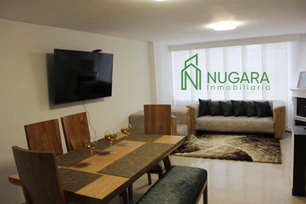 uma sala de jantar com uma mesa e um sofá em Apartamento Super-Confortable em Zipaquirá