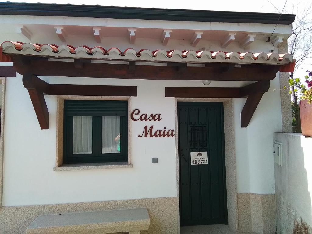 a casa maria sign on the side of a building at Hostel & Rooms Casa Maia in Padrón