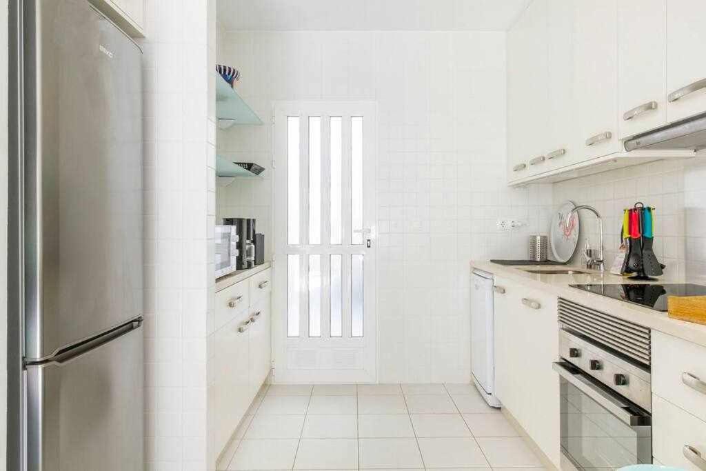 Kuchyňa alebo kuchynka v ubytovaní Apartamento Pink VistaBella Sunrise