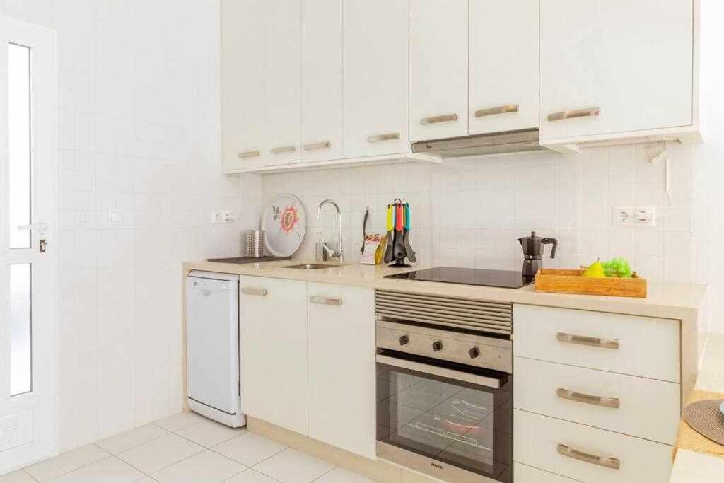 Kuchyňa alebo kuchynka v ubytovaní Apartamento Pink VistaBella Sunrise