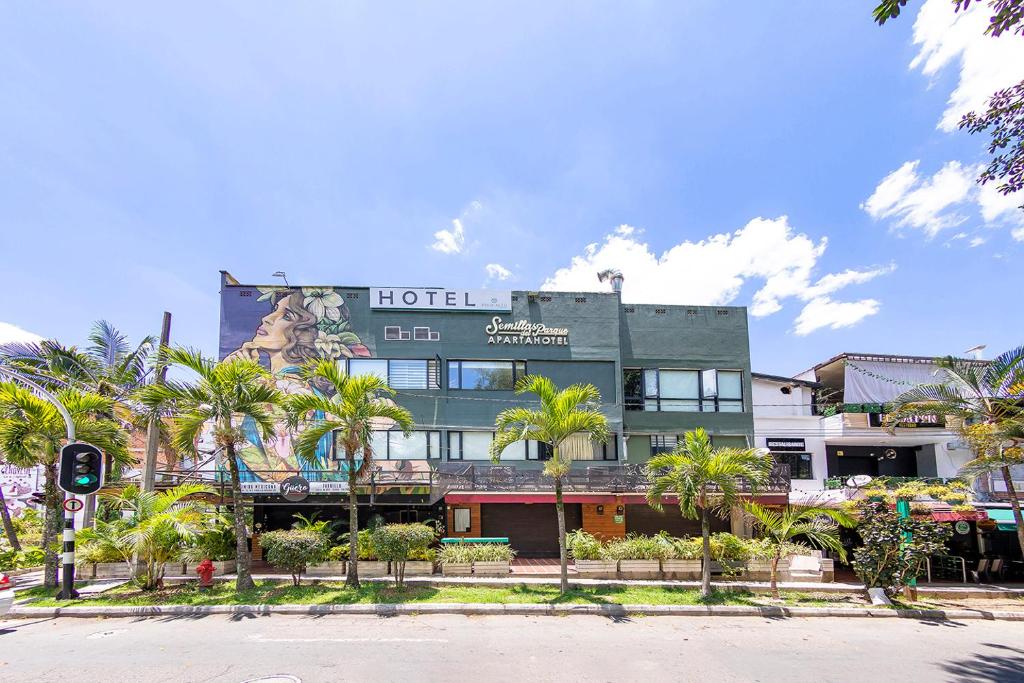 un hotel con palmeras delante en Hotel Ayenda Palo Alto, en Medellín