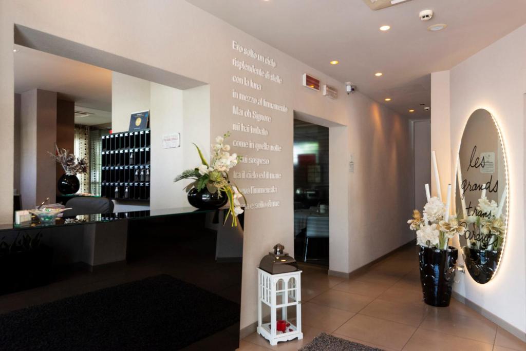 un magasin de vin avec des fleurs dans une pièce dans l'établissement Atmosfere Milano Marittima, à Milano Marittima