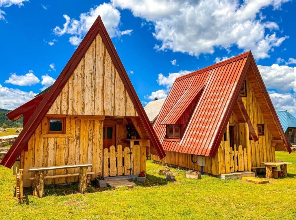 eine große Holzscheune mit rotem Dach in der Unterkunft Cottage Bumblebee in Žabljak