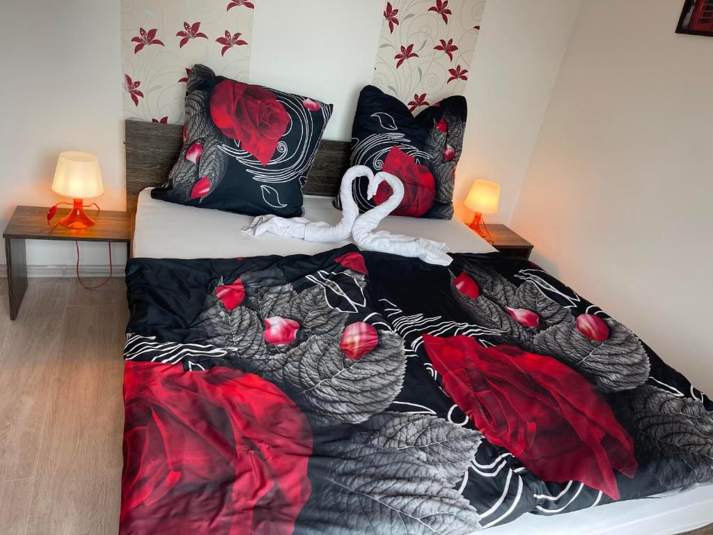 1 dormitorio con 2 camas y manta de cisne en Mirabella Apartman Siófok en Siófok