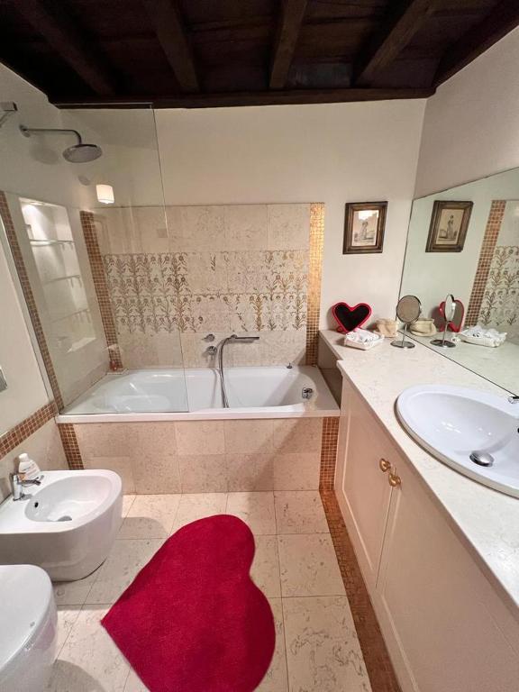 A bathroom at Torre della Scimmia apartment