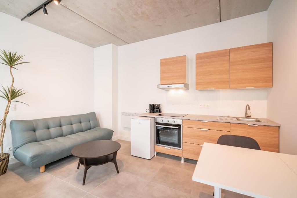 Una cocina o cocineta en Opera Square Apartments in the Center of Antwerp