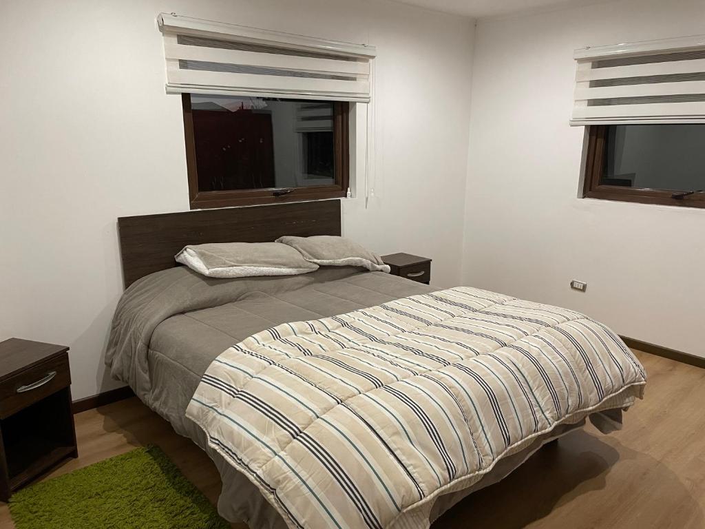 1 dormitorio con cama y ventana en Casa Sra Oti en Puerto Montt