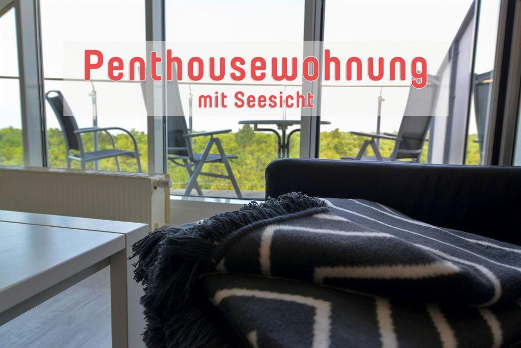 クックスハーフェンにあるHaus Nordseebrandung NA72の窓付きの客室で、ソファ(毛布付)