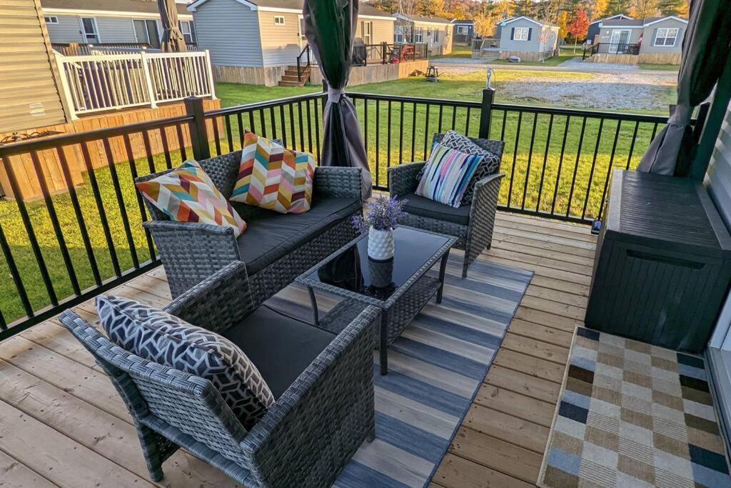 un patio avec deux chaises et une table sur une terrasse dans l'établissement Subu's Paradise in Niagara, à Niagara on the Lake