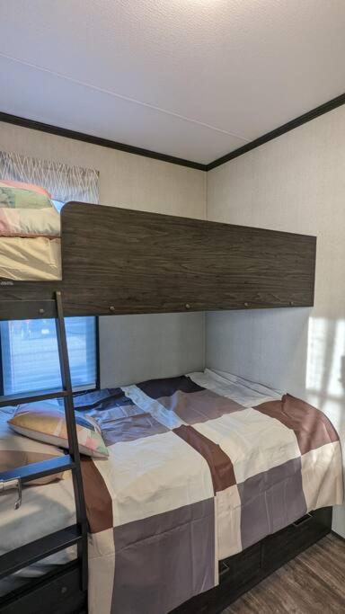 Postel nebo postele na pokoji v ubytování Subu's Paradise in Niagara