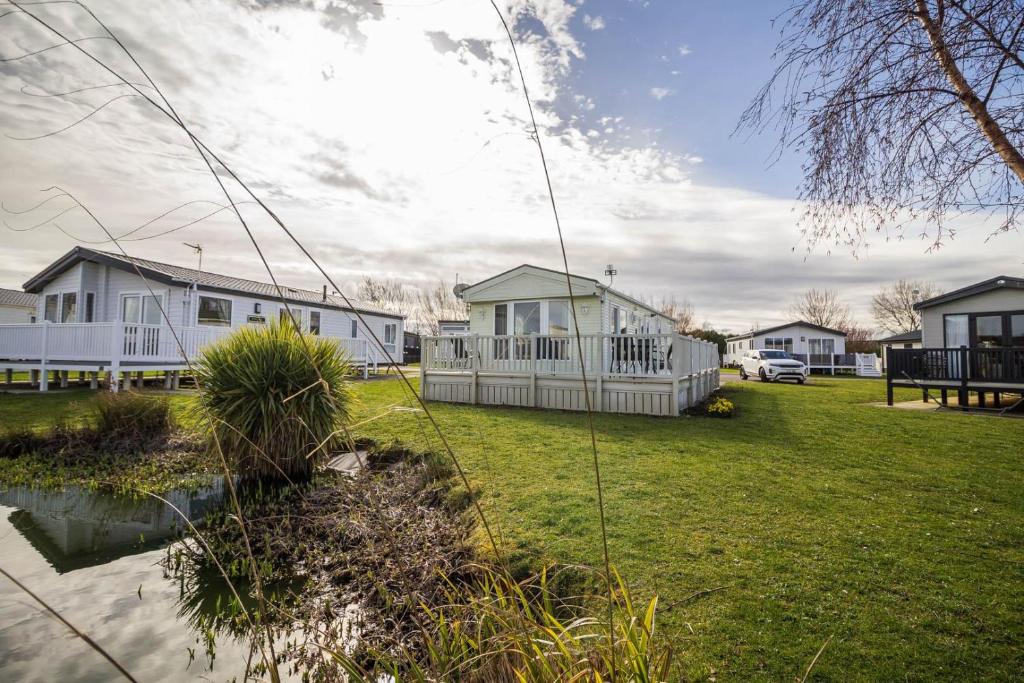 a yard with a house at Stunning 6 Berth Caravan At Manor Park In Hunstanton Norfolk Ref 23194k in Hunstanton