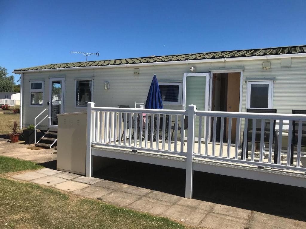 Lovely 7 Berth Caravan At A Brilliant Holiday Park, Manor Park Ref