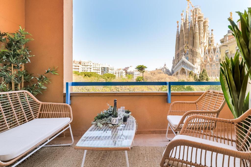 バルセロナにあるSagrada Familia Viewの大聖堂の景色を望むバルコニー(椅子、テーブル付)