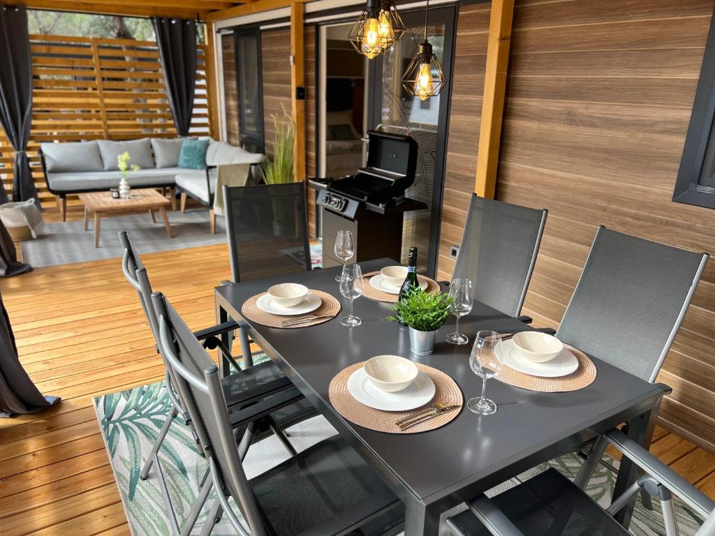 jadalnia ze stołem i krzesłami w obiekcie Mobile Homes MaLu w Biogradzie na Moru