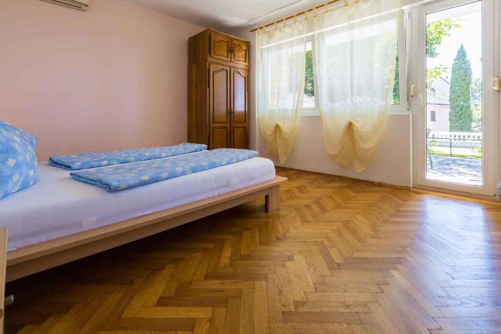 Postel nebo postele na pokoji v ubytování Three-Bedroom Holiday Home in Crikvenica II