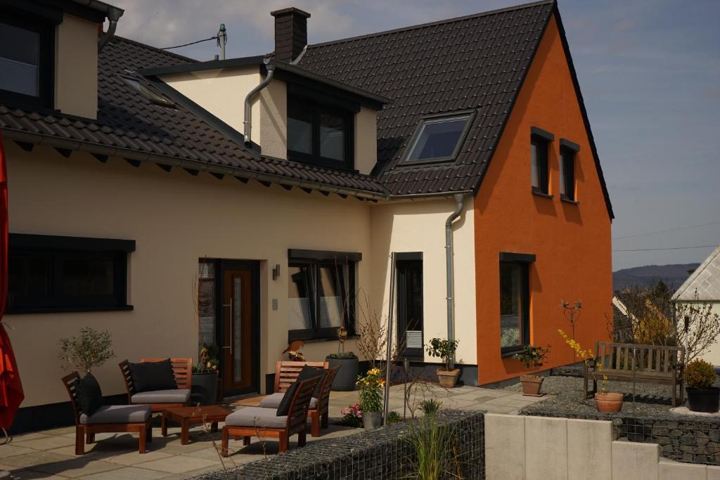 ein Haus mit einer Terrasse davor in der Unterkunft Kleine Villa in Trier