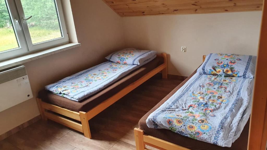 Posteľ alebo postele v izbe v ubytovaní Domki w Radawie