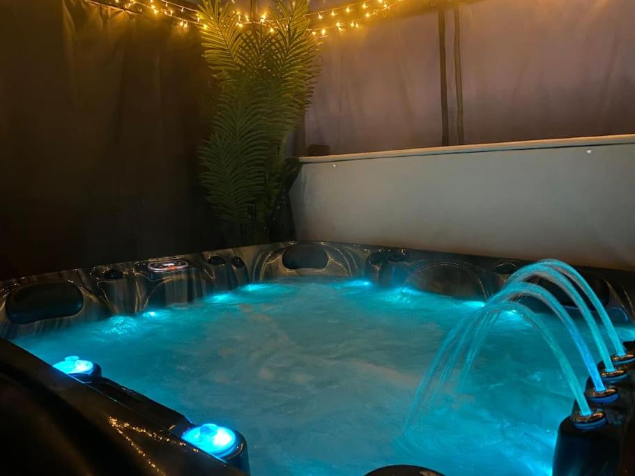 Secret Gem 1 Bed Garden Flat Large Luxury Hot Tub - Housity