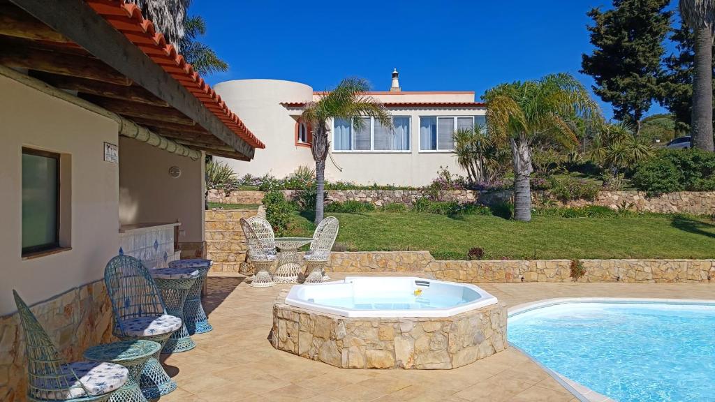 Komfortable Villa auf großem Grundstück mit Pool 내부 또는 인근 수영장