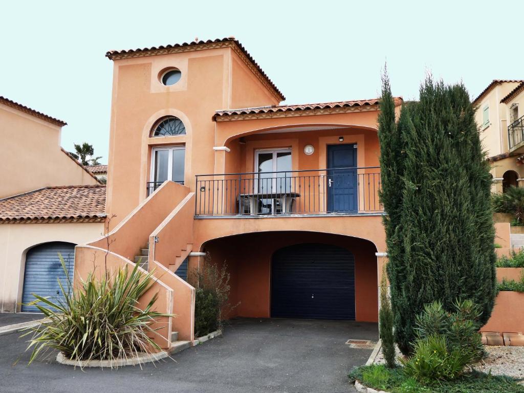 貝濟耶的住宿－Terrasse du golf，橙色的房子,设有车库和阳台