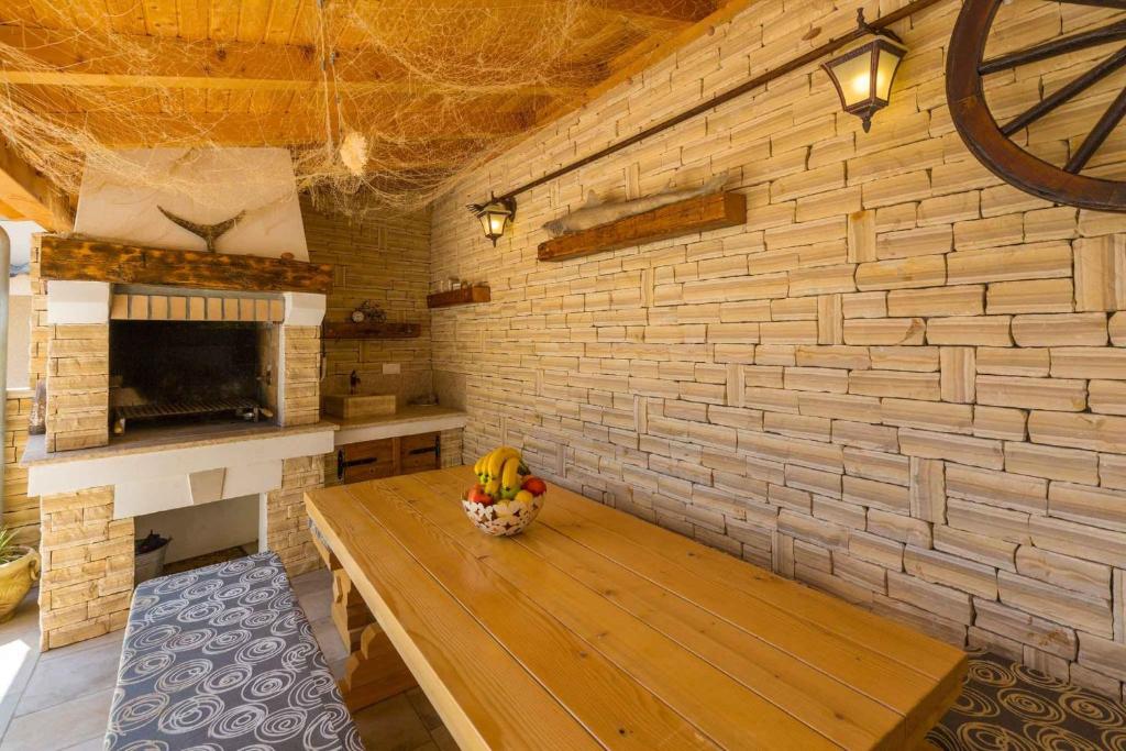 TV a/nebo společenská místnost v ubytování Holiday home in Crikvenica 5239