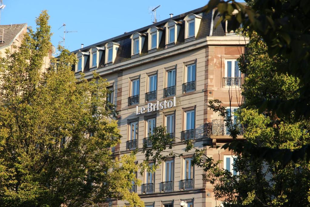 un edificio con un cartel en el costado en Hôtel Le Bristol Strasbourg Gare en Estrasburgo