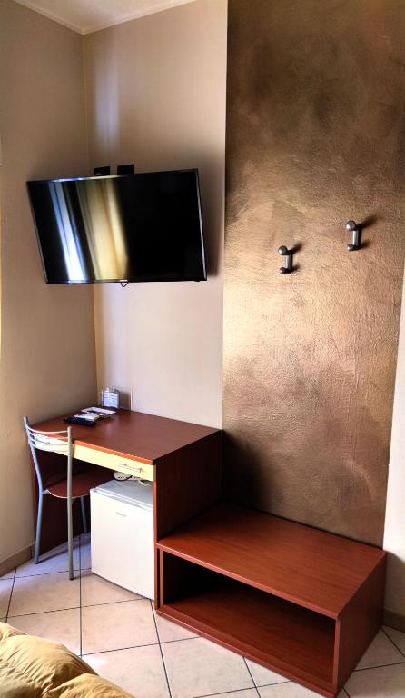 TV a/nebo společenská místnost v ubytování Hotel Emiliana