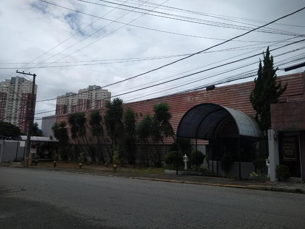 een rood bakstenen gebouw aan de kant van een straat bij Residencial Mogi das Cruzes in Mogi das Cruzes