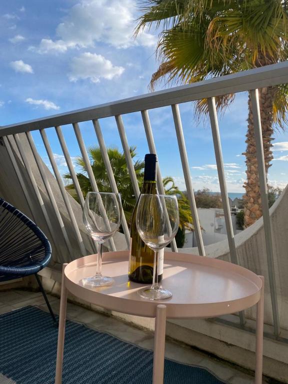 Balkón alebo terasa v ubytovaní LE CALI, P2 Cabine dans une résidence avec piscine, vue mer et parking privé