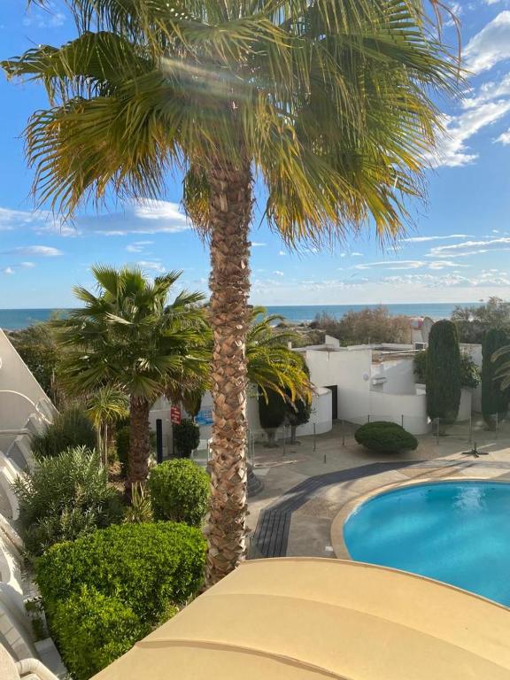 Bazén v ubytovaní LE CALI, P2 Cabine dans une résidence avec piscine, vue mer et parking privé alebo v jeho blízkosti