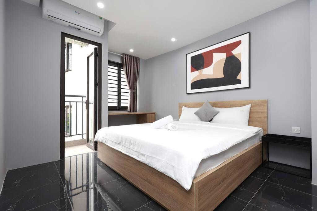 Un dormitorio con una gran cama blanca y una ventana en Căn hộ studio full nội thất tại Tây Hồ en Hanoi