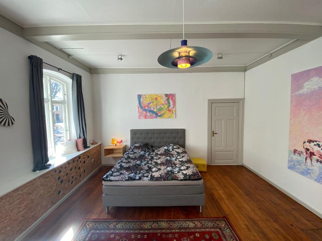 een slaapkamer met een bed in een kamer bij Gallery studio in the heart of Højer in Højer