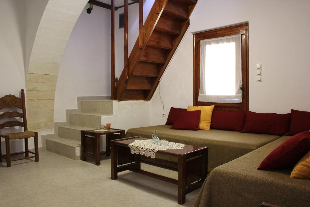 uma sala de estar com um sofá e uma mesa em Evanthea Residence em Kounoupidhianá