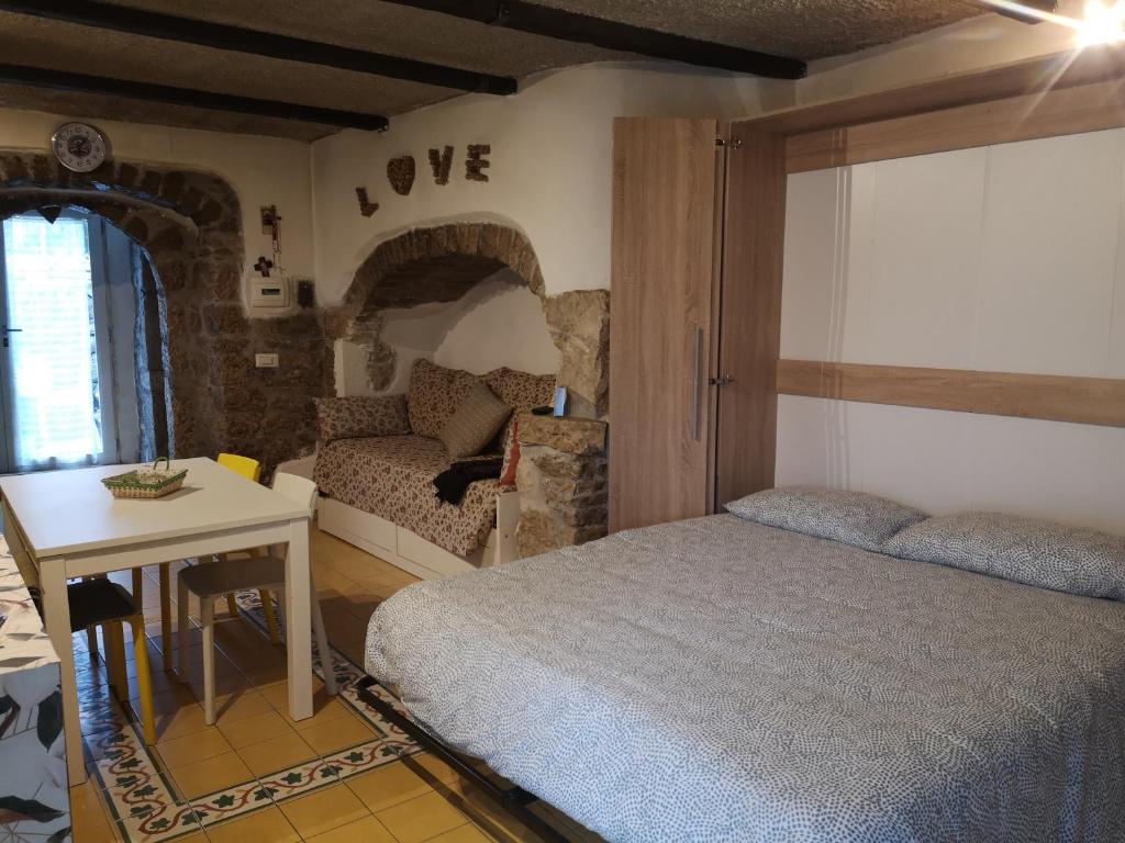 Un pat sau paturi într-o cameră la Molise isernia è casa Sbriglio, tra cascate, laghi, fiumi e relax