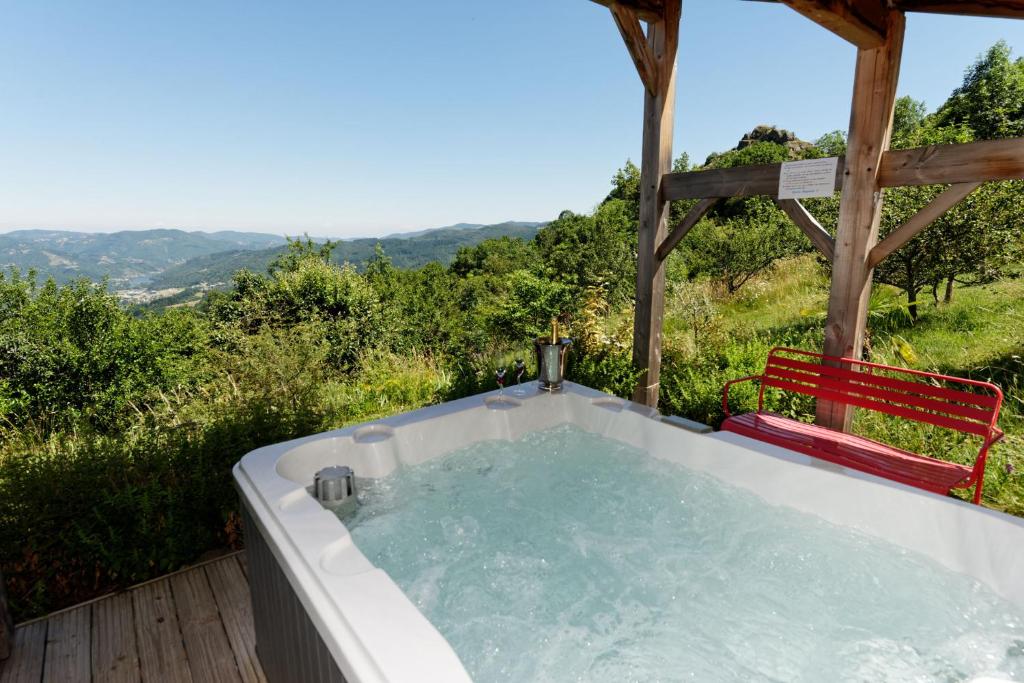 Nespecifikovaný výhled na hory nebo výhled na hory při pohledu z luxury tent